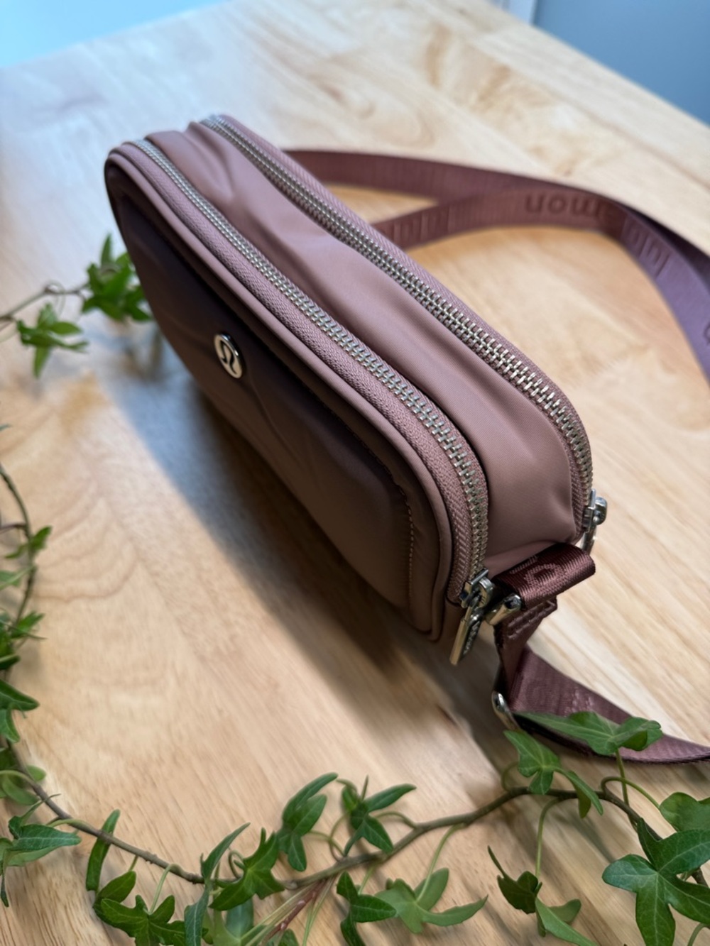 Lululemon Crossbody Camera Bag 2L - Picture 2 of 3